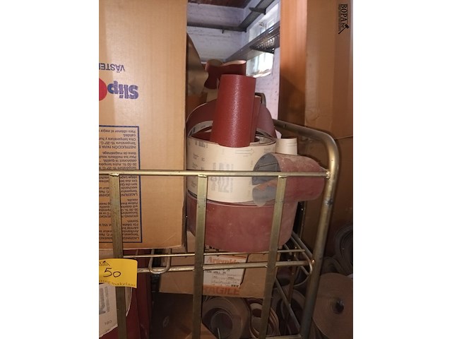 Lot 50 - rolcontainer met inhoud - afbeelding 2 van  4