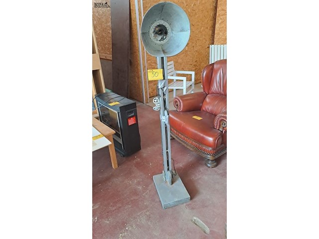 Lot 50 - vintage industriële vloerlamp verstelbaar - afbeelding 1 van  5