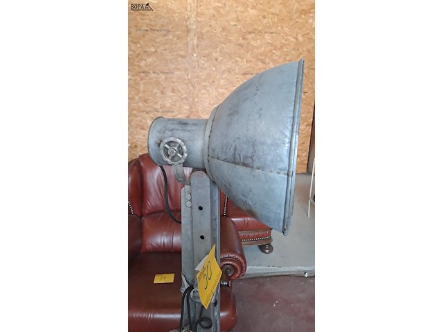 Lot 50 - vintage industriële vloerlamp verstelbaar - afbeelding 2 van  5