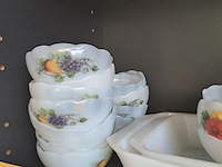 Lot 50 - vintage reeks acropal fruits de france in opaalglas allerlei - afbeelding 2 van  7