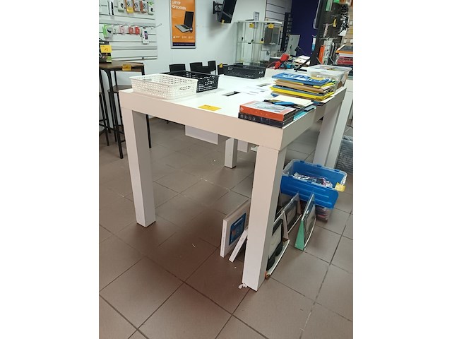 Lot 50 - werktafel met kabeldoorvoer - afbeelding 1 van  3