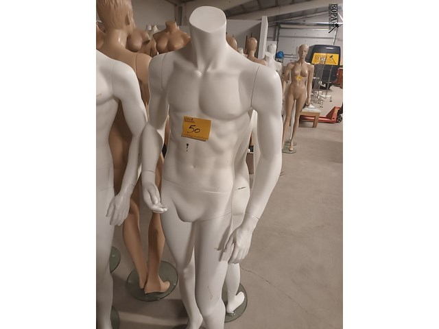 Lot 50 - witte paspop man op voet - afbeelding 1 van  3