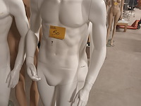Lot 50 - witte paspop man op voet - afbeelding 1 van  3