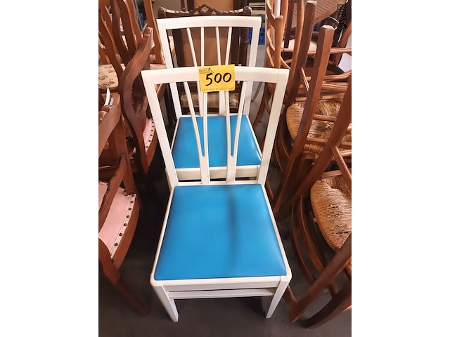 Lot 500 - vintage stoel met blauwe zitting. 2 stuks - afbeelding 1 van  4