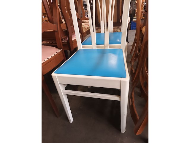 Lot 500 - vintage stoel met blauwe zitting. 2 stuks - afbeelding 2 van  4