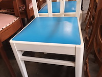 Lot 500 - vintage stoel met blauwe zitting. 2 stuks - afbeelding 2 van  4
