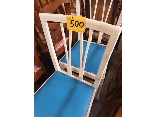 Lot 500 - vintage stoel met blauwe zitting. 2 stuks - afbeelding 3 van  4