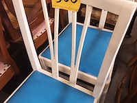 Lot 500 - vintage stoel met blauwe zitting. 2 stuks - afbeelding 3 van  4