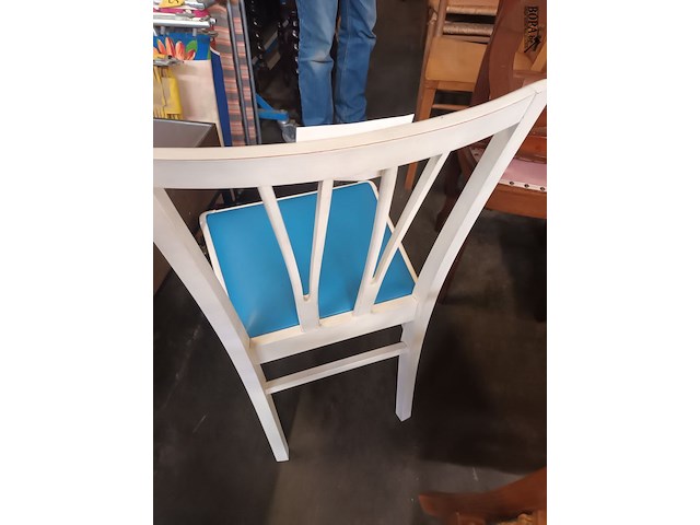 Lot 500 - vintage stoel met blauwe zitting. 2 stuks - afbeelding 4 van  4