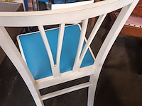 Lot 500 - vintage stoel met blauwe zitting. 2 stuks - afbeelding 4 van  4