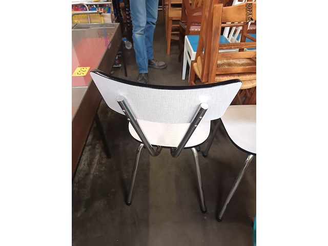 Lot 502 - retro keukenstoelen wit. 4 stuks - afbeelding 3 van  4