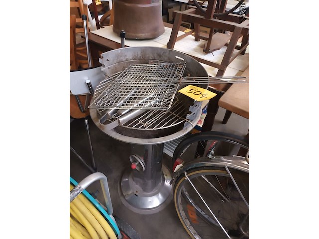 Lot 504 - bbq met toebehoren - afbeelding 1 van  4