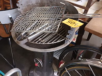 Lot 504 - bbq met toebehoren - afbeelding 1 van  4