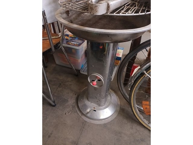 Lot 504 - bbq met toebehoren - afbeelding 2 van  4