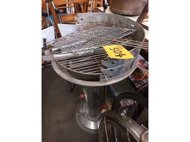 Lot 504 - bbq met toebehoren - afbeelding 4 van  4