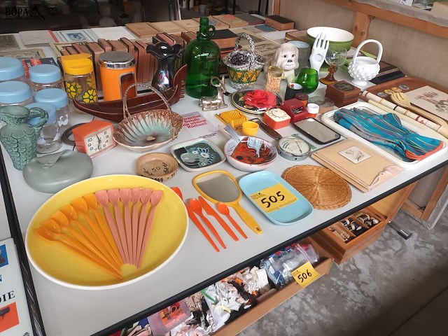 Lot 505 - retro huisraad en decoratie. 65 stuks - afbeelding 1 van  6