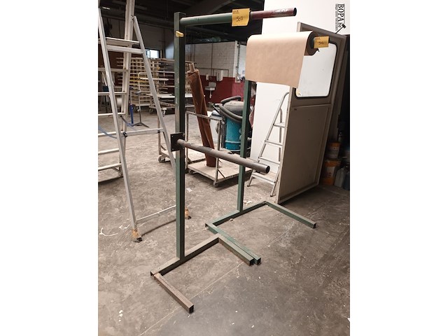 Lot 507 - standaard voor rollen - afbeelding 2 van  3