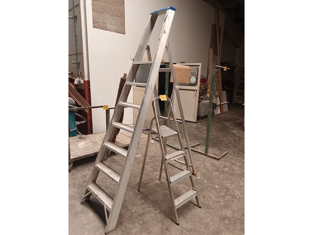 Lot 508 - aluminium trapladder. 2 stuks - afbeelding 1 van  3