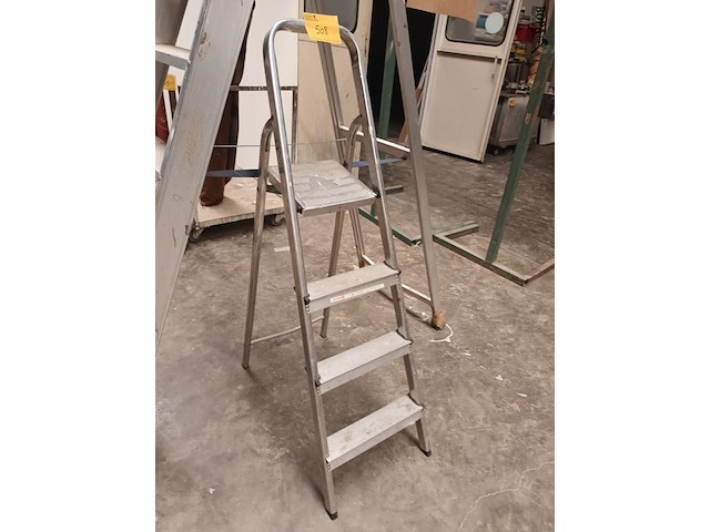 Lot 508 - aluminium trapladder. 2 stuks - afbeelding 2 van  3