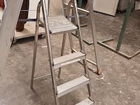Lot 508 - aluminium trapladder. 2 stuks - afbeelding 2 van  3