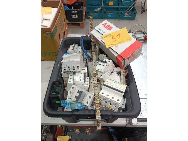 Lot 51 - bak met diverse zekeringen - afbeelding 1 van  3