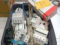 Lot 51 - bak met diverse zekeringen - afbeelding 1 van  3