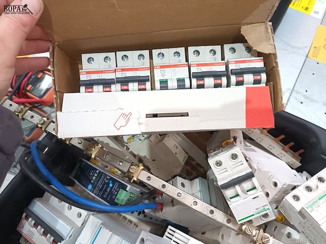 Lot 51 - bak met diverse zekeringen - afbeelding 2 van  3