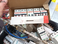 Lot 51 - bak met diverse zekeringen - afbeelding 2 van  3