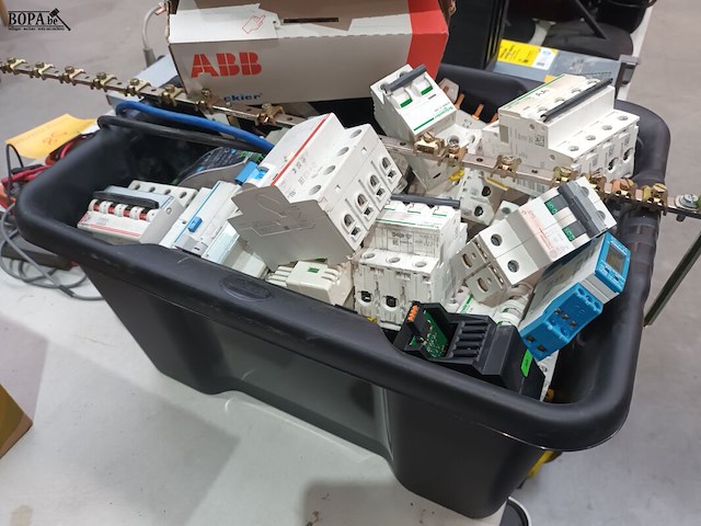 Lot 51 - bak met diverse zekeringen - afbeelding 3 van  3