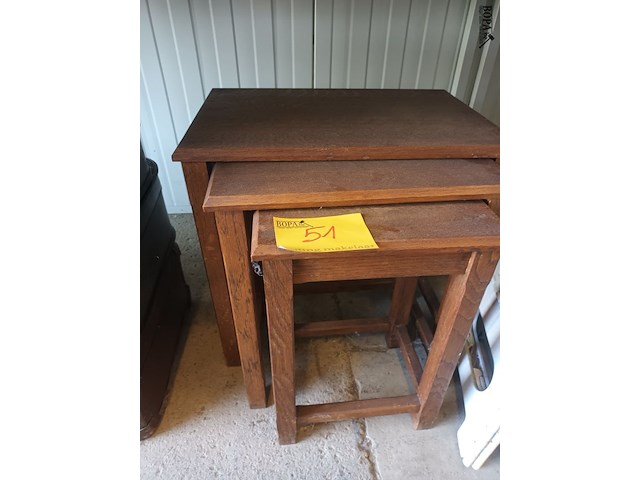 Lot 51 - bijzettafels. 3 stuks - afbeelding 1 van  2