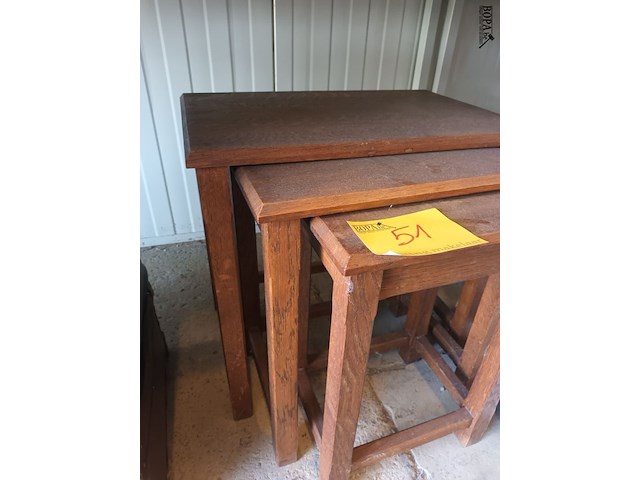Lot 51 - bijzettafels. 3 stuks - afbeelding 2 van  2