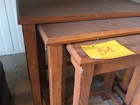 Lot 51 - bijzettafels. 3 stuks - afbeelding 2 van  2
