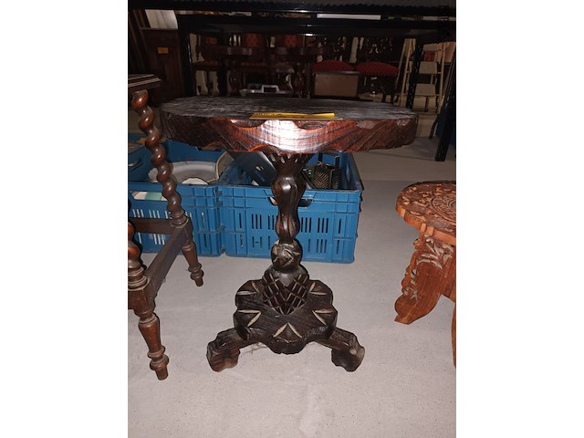 Lot 51 - bijzettafeltje - afbeelding 2 van  3