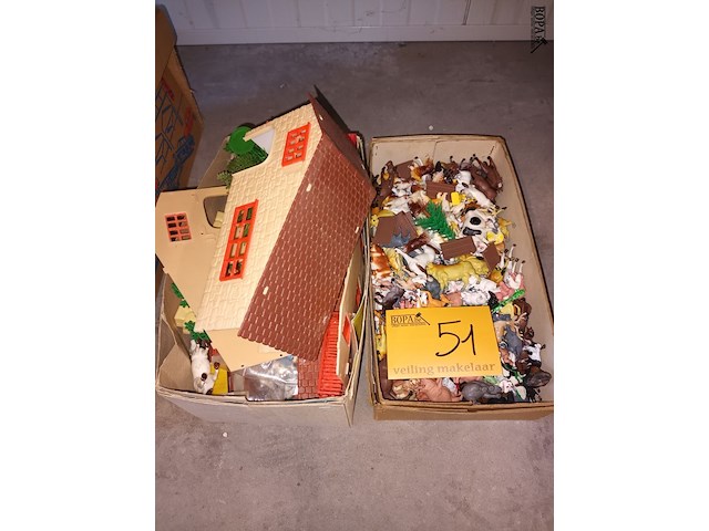 Lot 51 - boerderij onderdelen en dieren. 2 dozen - afbeelding 1 van  6