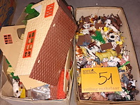 Lot 51 - boerderij onderdelen en dieren. 2 dozen - afbeelding 1 van  6