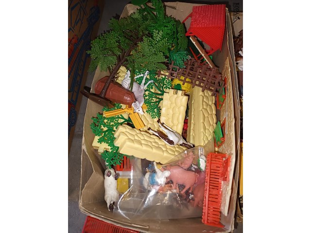 Lot 51 - boerderij onderdelen en dieren. 2 dozen - afbeelding 2 van  6