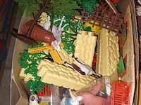 Lot 51 - boerderij onderdelen en dieren. 2 dozen - afbeelding 2 van  6