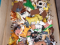 Lot 51 - boerderij onderdelen en dieren. 2 dozen - afbeelding 3 van  6