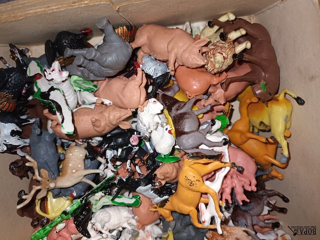 Lot 51 - boerderij onderdelen en dieren. 2 dozen - afbeelding 4 van  6