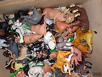 Lot 51 - boerderij onderdelen en dieren. 2 dozen - afbeelding 4 van  6