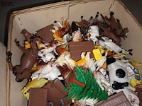 Lot 51 - boerderij onderdelen en dieren. 2 dozen - afbeelding 5 van  6