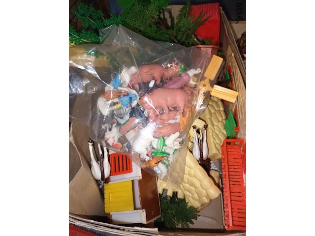 Lot 51 - boerderij onderdelen en dieren. 2 dozen - afbeelding 6 van  6