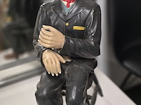 Lot 51 - charlie chaplin zitten op stoel - afbeelding 1 van  3