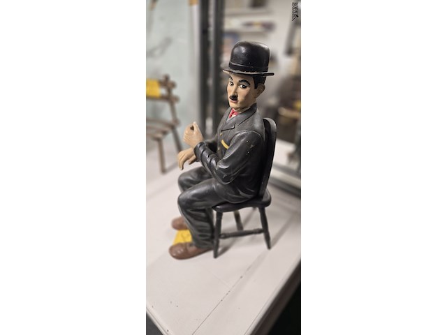 Lot 51 - charlie chaplin zitten op stoel - afbeelding 2 van  3
