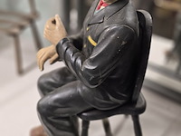 Lot 51 - charlie chaplin zitten op stoel - afbeelding 2 van  3