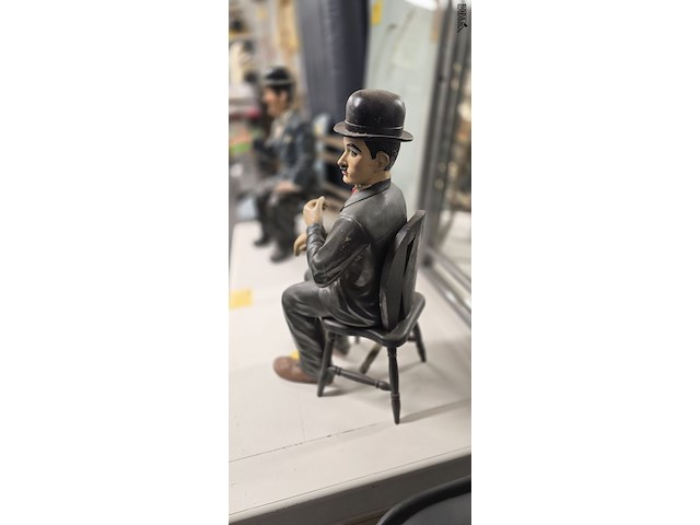 Lot 51 - charlie chaplin zitten op stoel - afbeelding 3 van  3