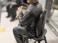 Lot 51 - charlie chaplin zitten op stoel - afbeelding 3 van  3