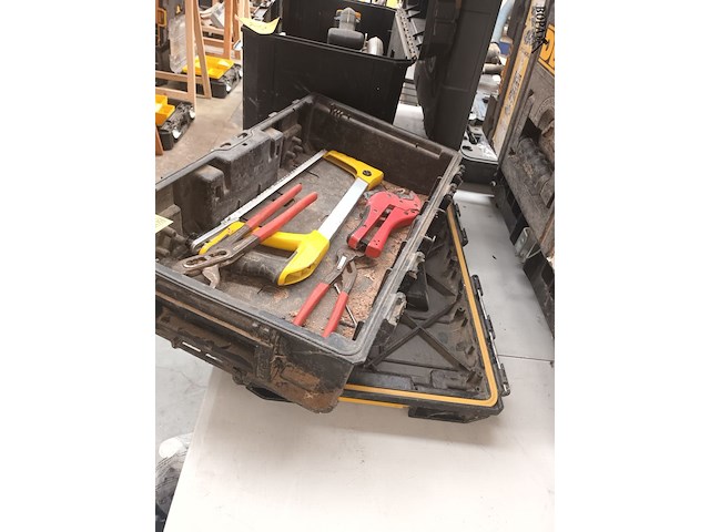 Lot 51 - dewalt materiaalkoffer met inhoud - afbeelding 4 van  4