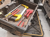 Lot 51 - dewalt materiaalkoffer met inhoud - afbeelding 4 van  4