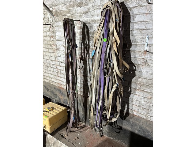 Lot 51 - diverse hijsriemen - afbeelding 1 van  2